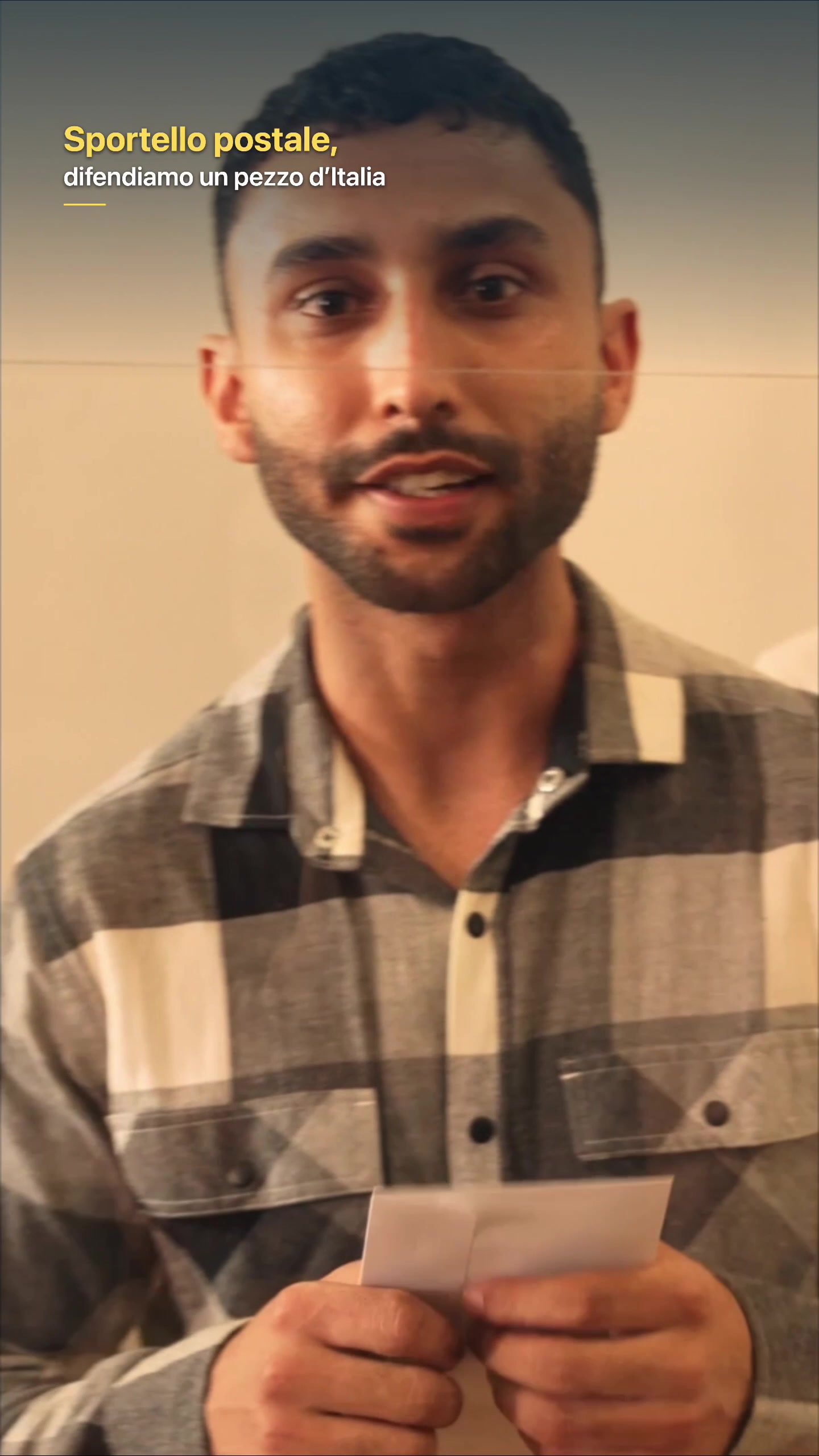 Giovane cliente che invia denaro alla famiglia nello spot SLP-CISL