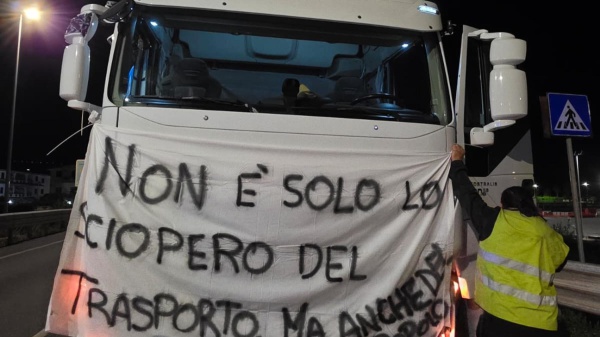 Il sud bloccato dalla protesta degli autotrasportatori: il Governo convoca un tavolo