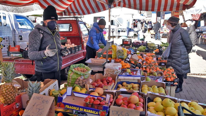 Blocco dei tir, rincari su frutta e verdura: prezzi record nei mercati
