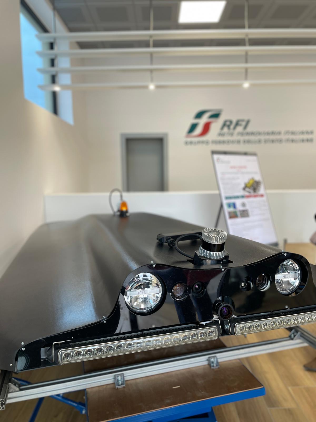 Drone terrestre RFI con sensori per il controllo della sede ferroviaria, presentato a InnoTrans 2024